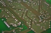 这张印刷电路板的详细视图展示了复杂的芯片连接和路径