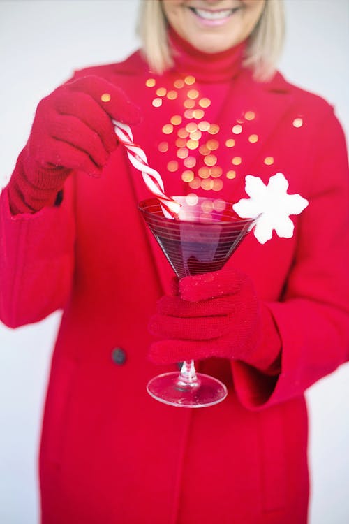 마티니 잔을 들고 빨간 코트에 여자