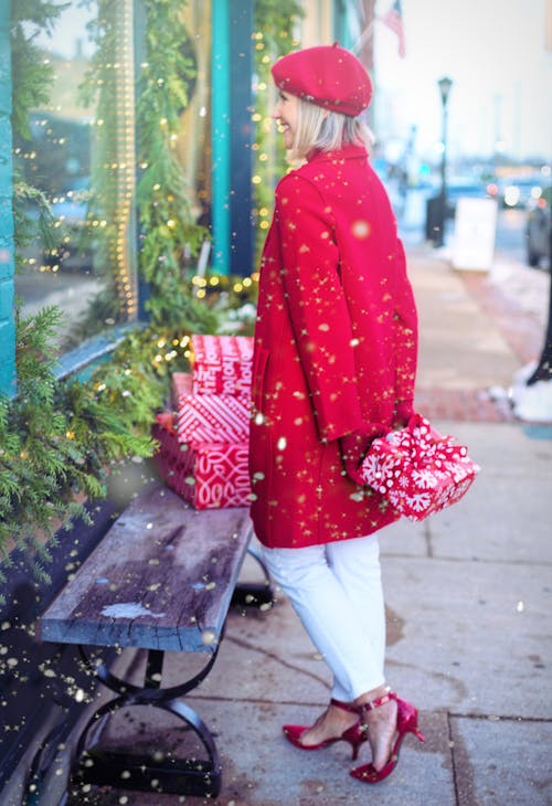 Femme Tenant Un Cadeau De Noël