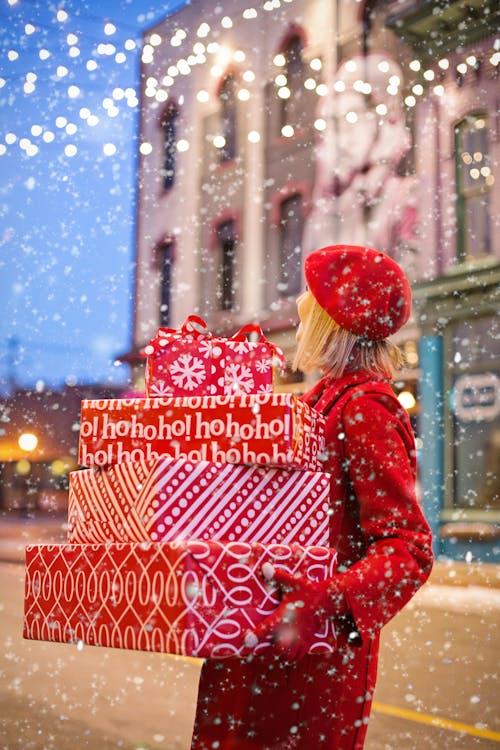 Wanita Memegang Tiga Kotak Hadiah Natal Merah