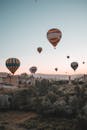 日出时分，热气球翱翔在卡帕多西亚独特的风景之上，令人叹为观止