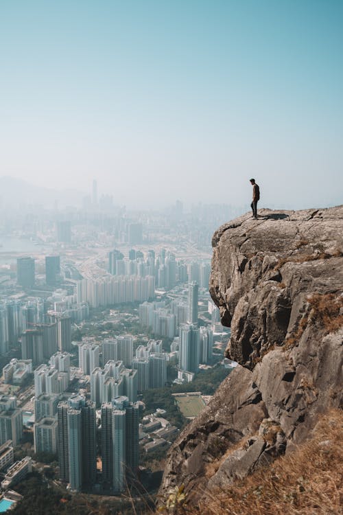 Homme Debout Sur La Falaise