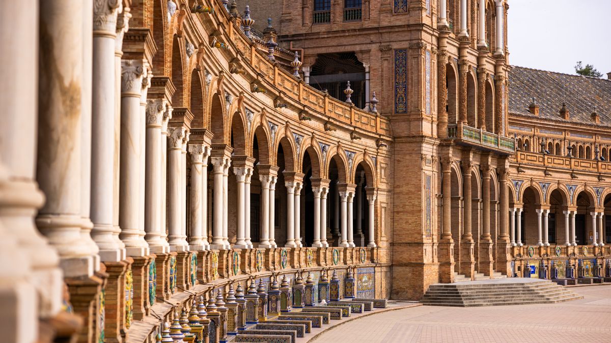 Unde te cazezi în Sevilla - arcadele de la Plaza de España