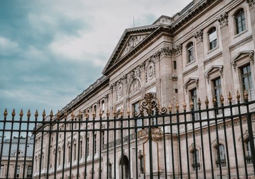 Private Louvre morning with an art historian — Paris