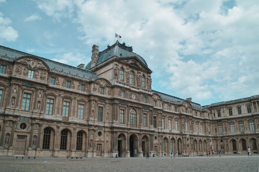 Private Louvre morning with an art historian — Paris