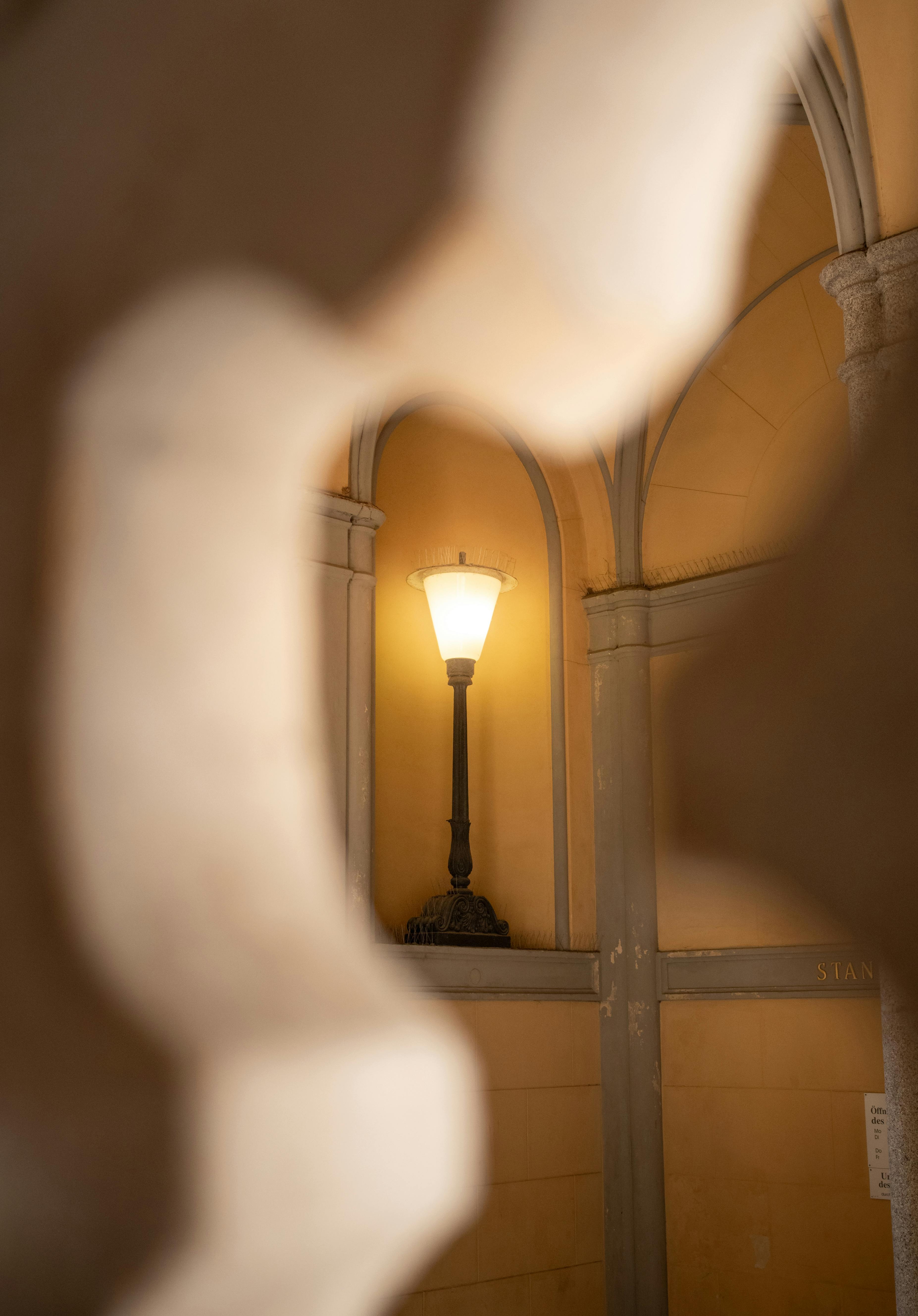 grátis Uma luminária vintage ilumina os arcos da arquitetura histórica em Zittau, Alemanha. Foto profissional