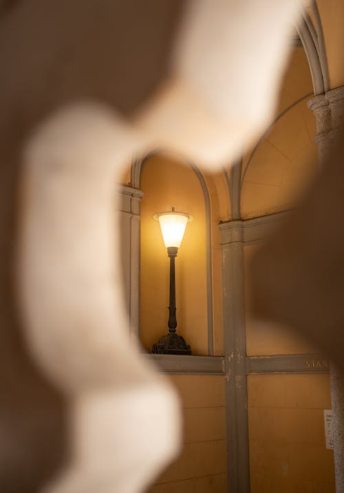 grátis Uma luminária vintage ilumina os arcos da arquitetura histórica em Zittau, Alemanha. Foto profissional