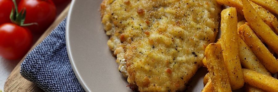 Foto de Peixe empanado com arroz e salada de tomate