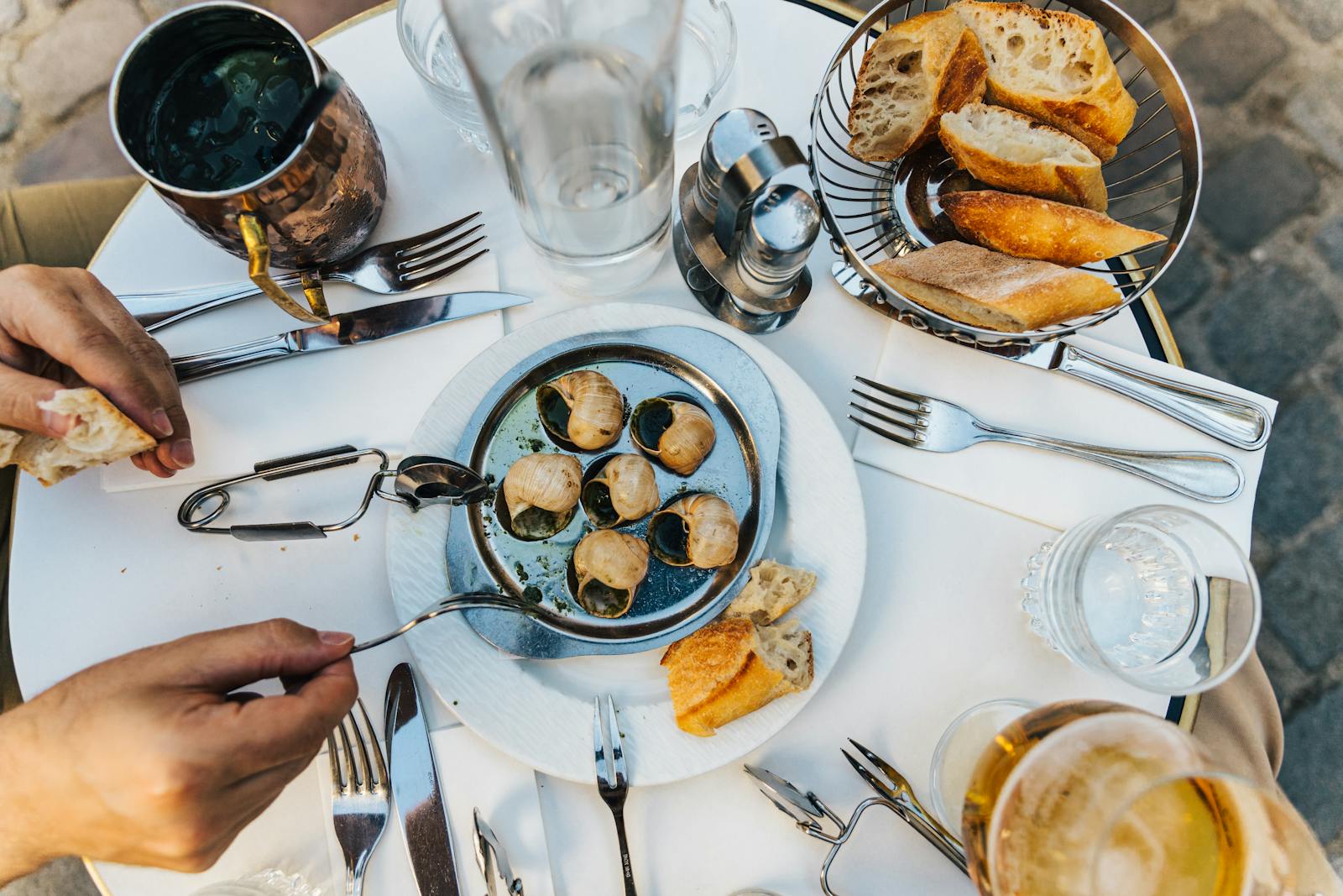 Dégustation de plats raffinés dans une ambiance parisienne élégante.