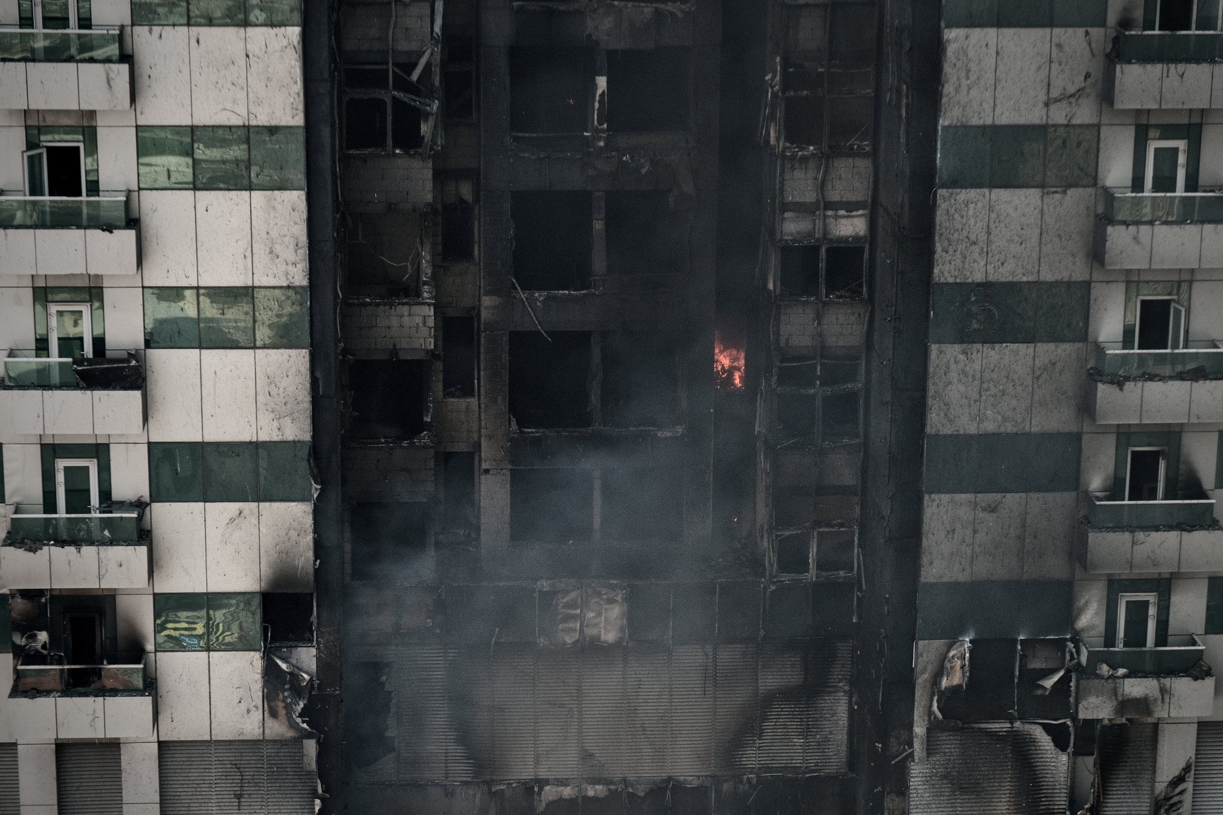 Scorched High-Rise Building in Urban Fire · Free Stock Photo