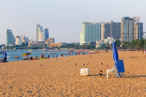 Free Relaxing Pattaya beachfront with city skyline, perfect for vacation and tourism imagery. Stock Photo