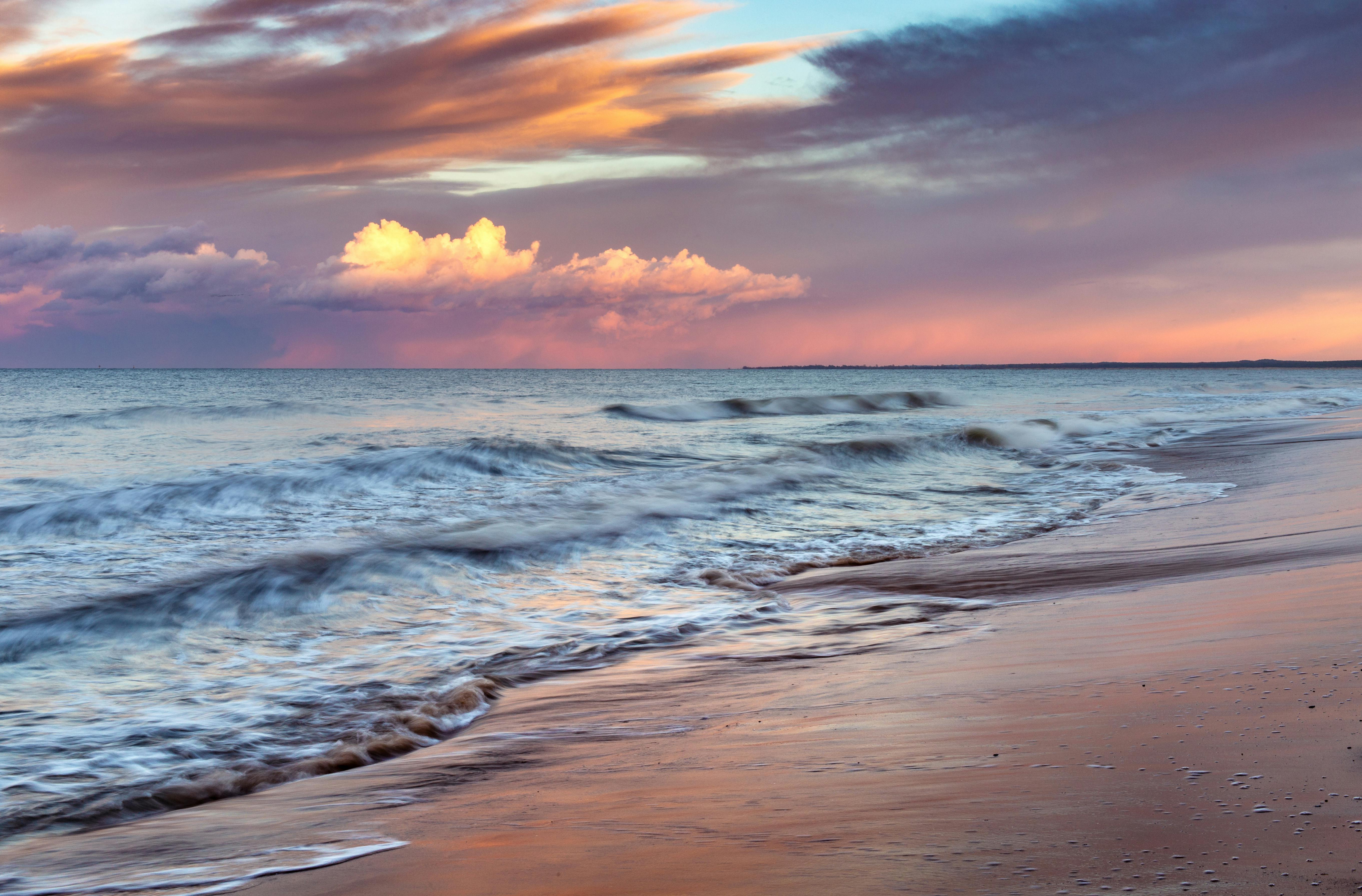 تصور فني لأمواج صوتية في السماء