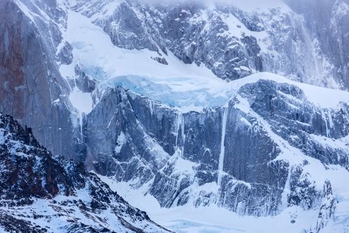 Free Snowy mountains and glaciers of Fitz Roy create a stunning winter landscape in Argentina. Perfect for nature lovers and travelers. Stock Photo