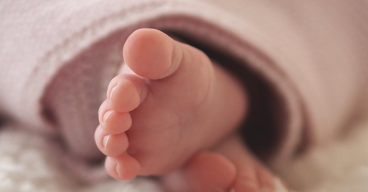 How to remove thick dead skin from feet with razor