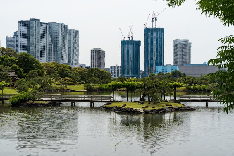 Parc urbain avec gratte-ciels et lac paisible à Tokyo