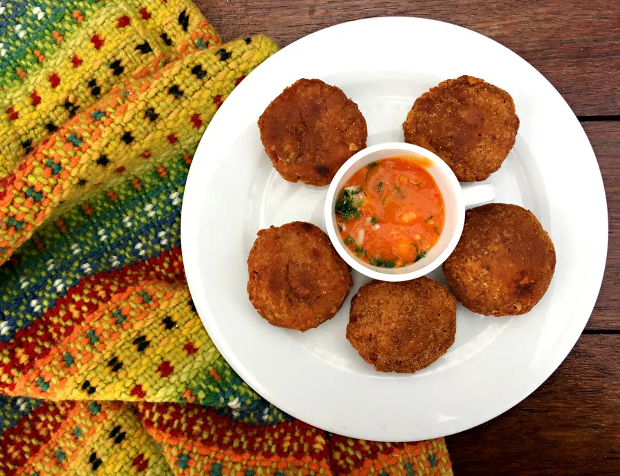 Bolones de verde con salsa, comida ecuatoriana (foto de banco, placeholder temporal)