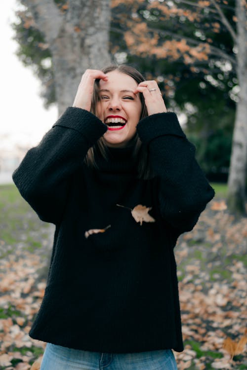 女人穿着黑色的毛衣，一张幸福的脸