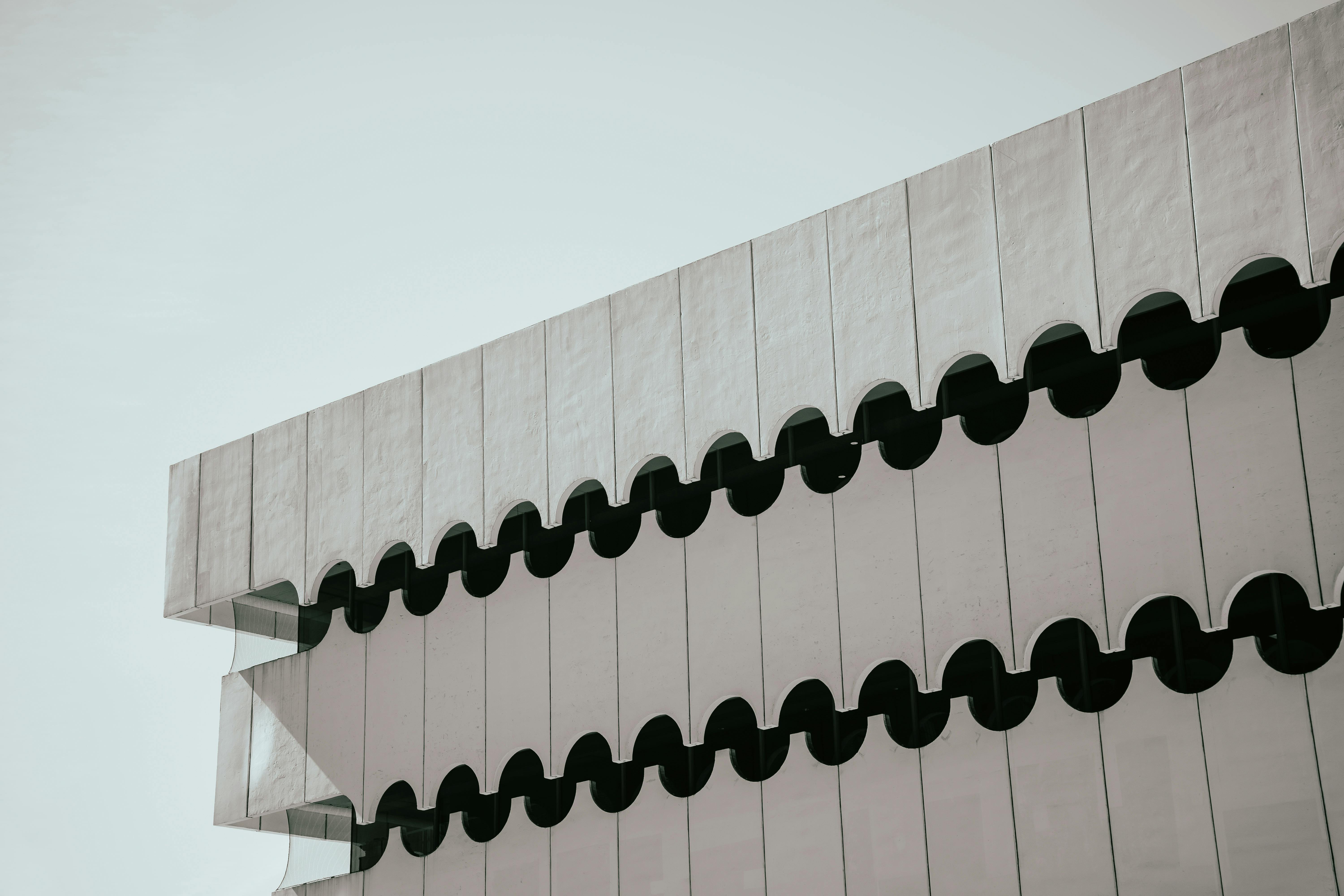 Gratis Vista abstracta de la estructura arquitectónica moderna con un diseño geométrico único. Foto de stock