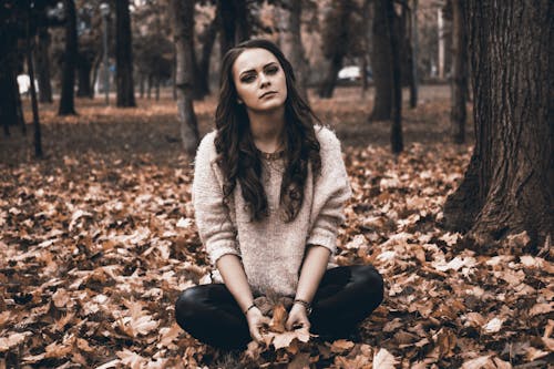 бесплатная Портрет молодой женщины в лесу Стоковое фото