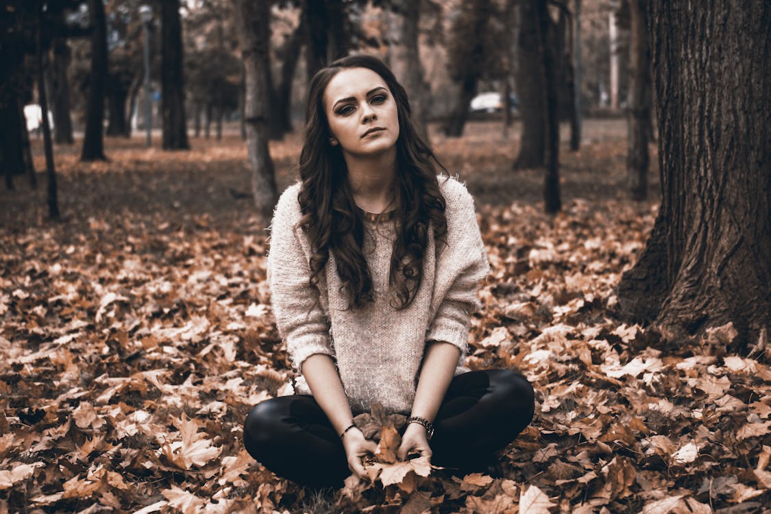 Free 在森林里一个年轻女子的画像 Stock Photo