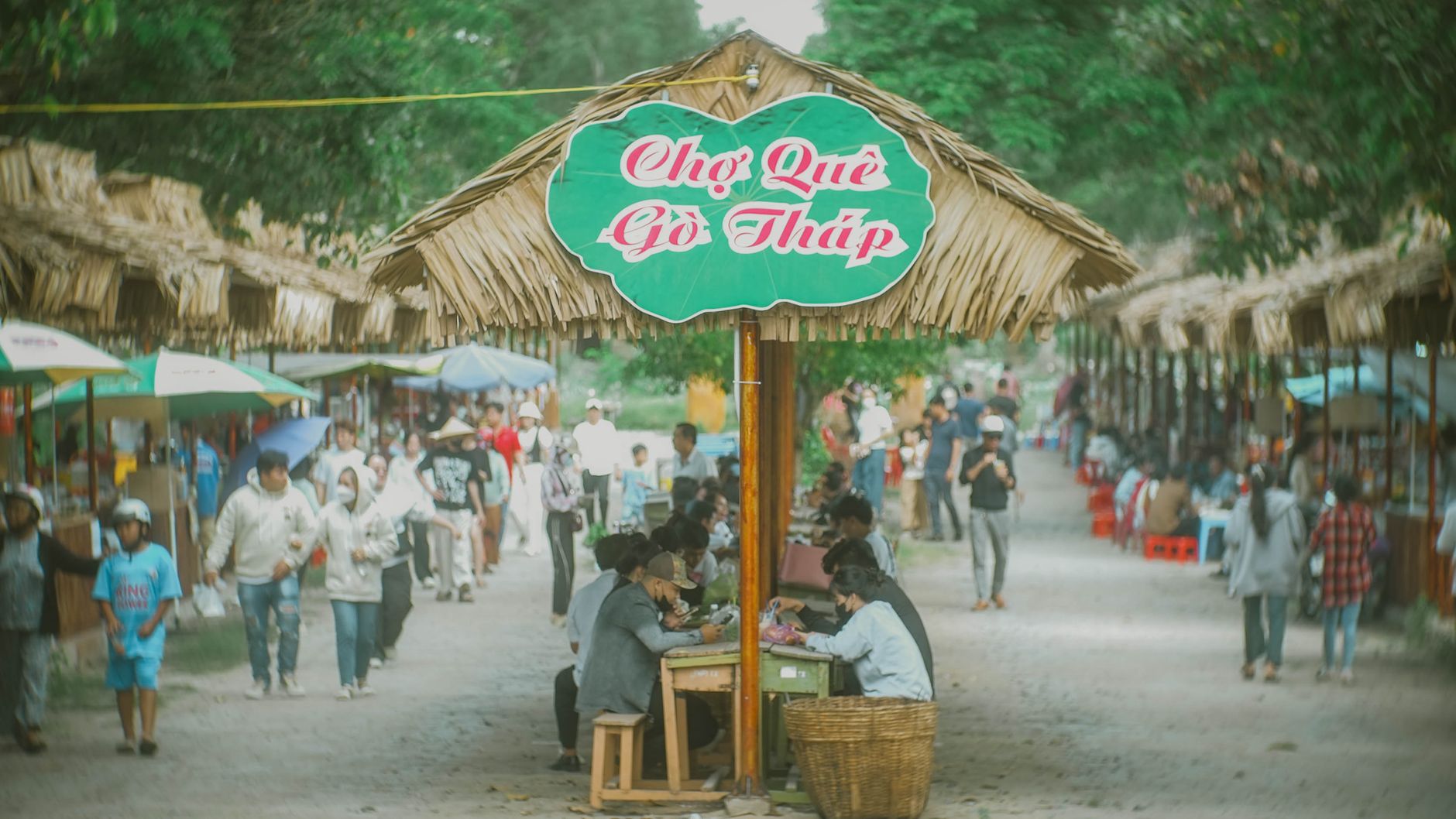 Bustling outdoor market in Đồng Tháp, capturing local life and culture.