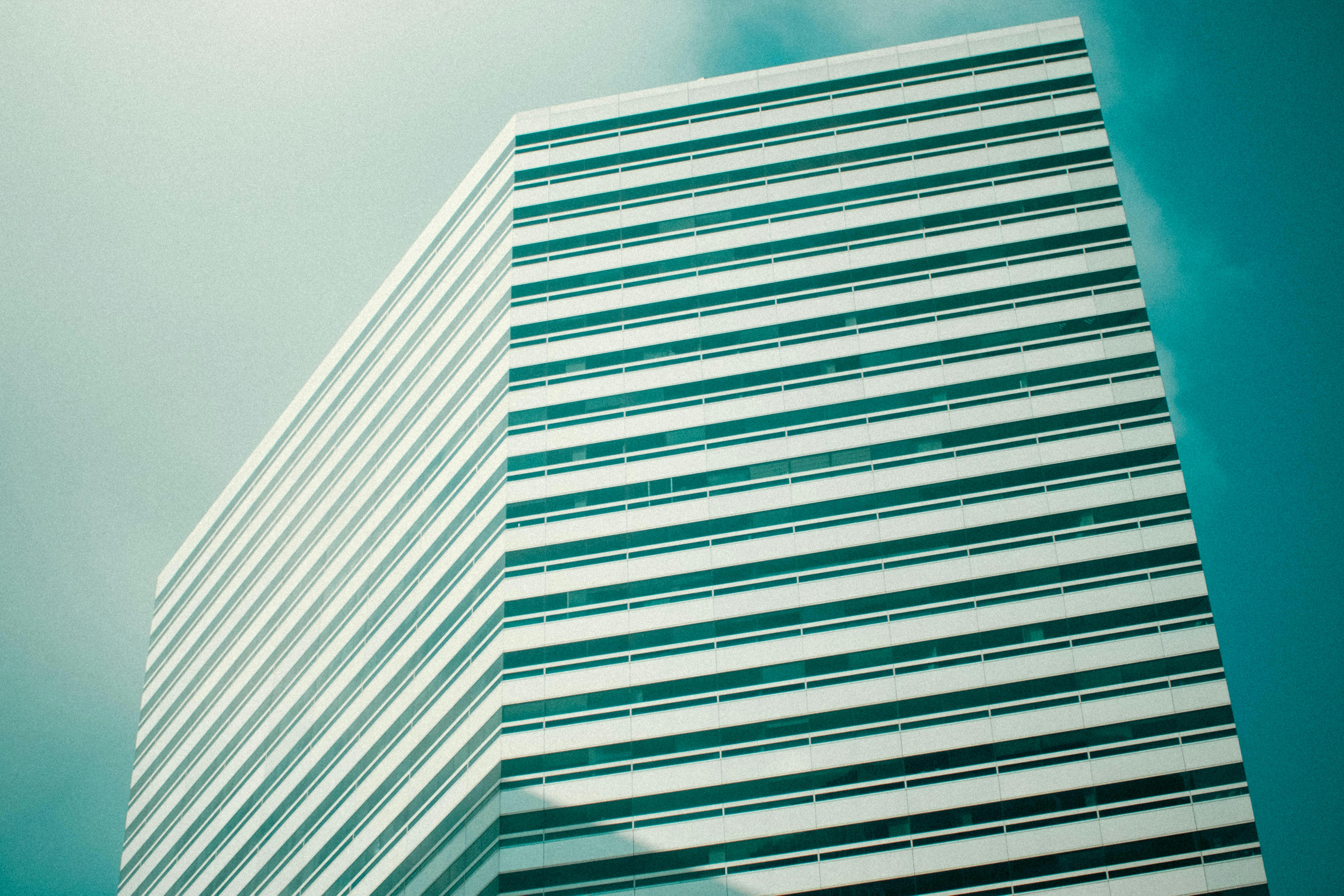 Gratuit Vue saisissante de l'architecture moderne dans le paysage urbain de Singapour, capturée dans un style dynamique. Photos