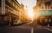 日落时分，唐人街的街景中可见传统灯笼与城市建筑