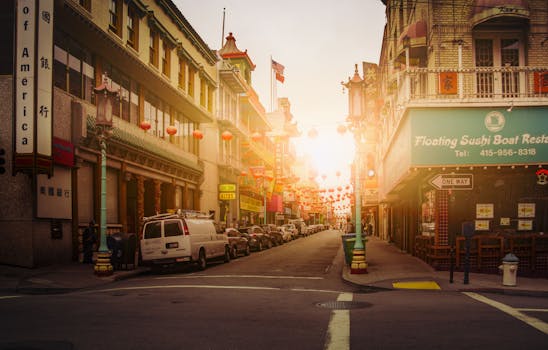 日落时分，唐人街的街景中可见传统灯笼与城市建筑