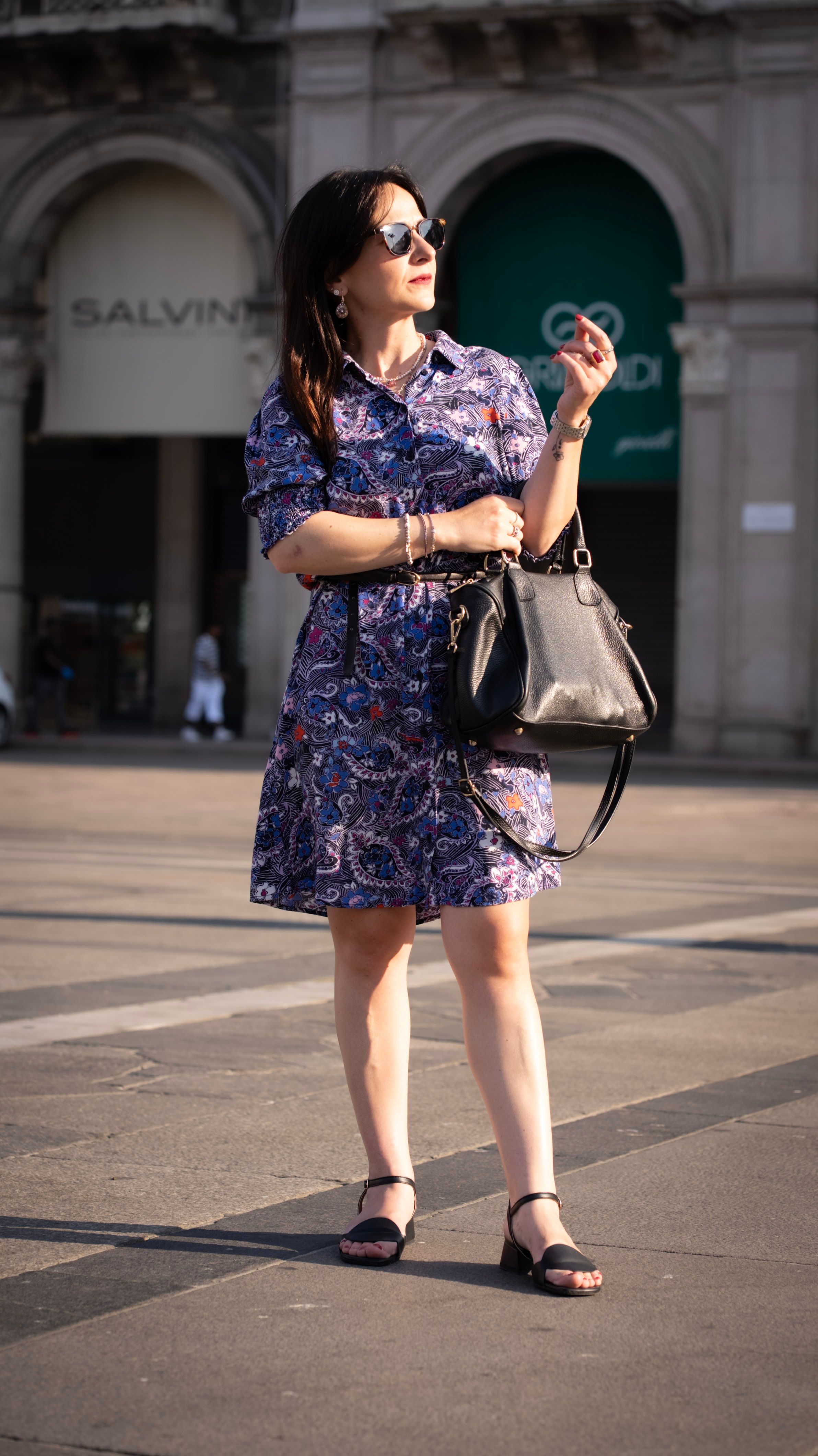 Gratis Elegante donna in posa con abiti alla moda in Piazza del Duomo, Milano, Italia. Foto a disposizione