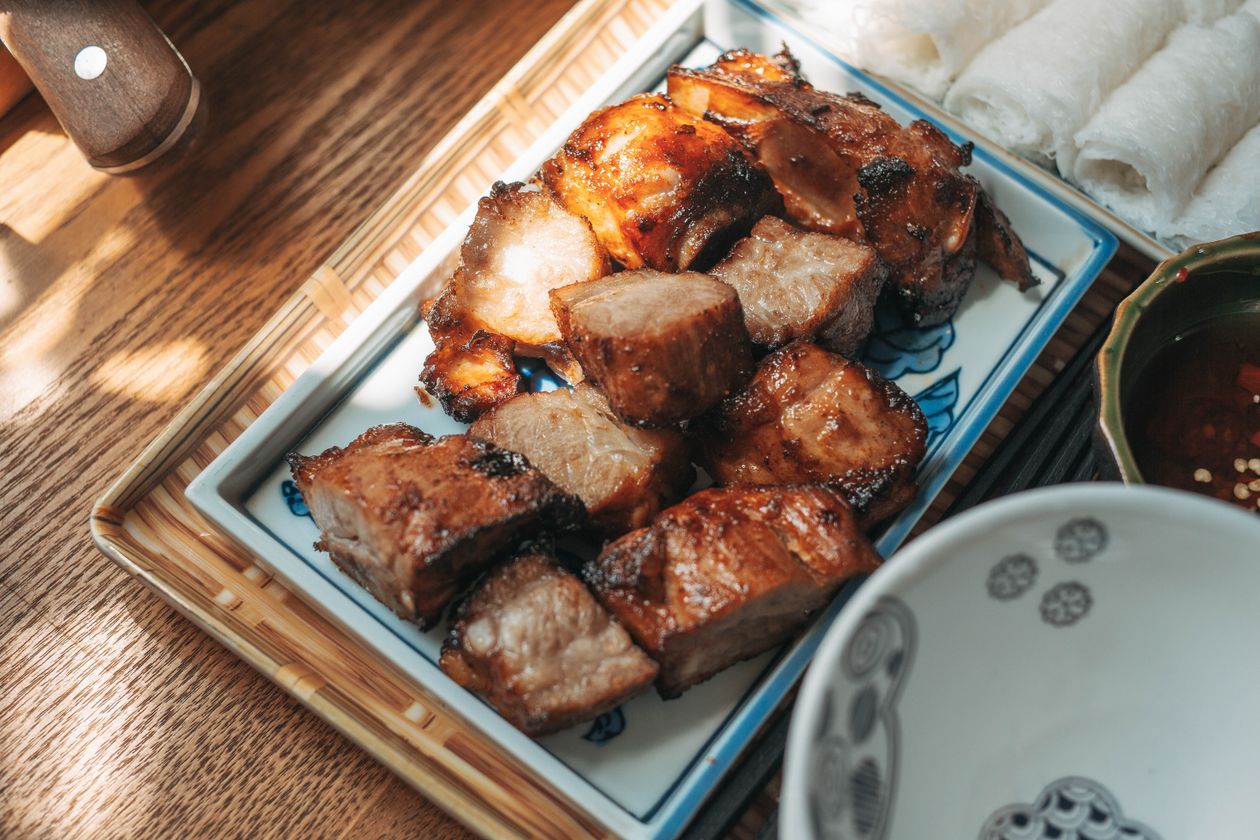 Thịt nướng ăn kèm bánh tráng cuốn