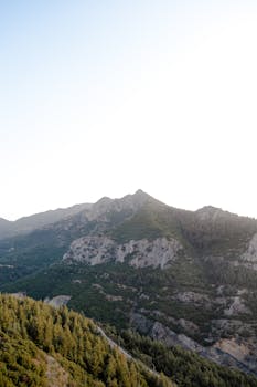Stunning view of rugged mountains in Denizli, Türkiye, captured in natural daylight.