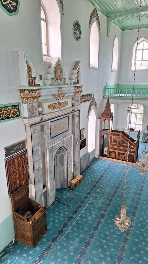 Free Intricate mosque interior with ornate design and cool tones, highlighting architectural artistry. Stock Photo