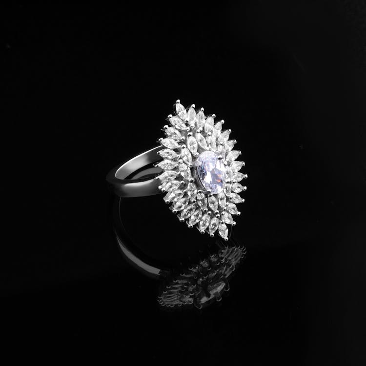 Grijswaardenfotografie Van Een Ring Met Diamanten