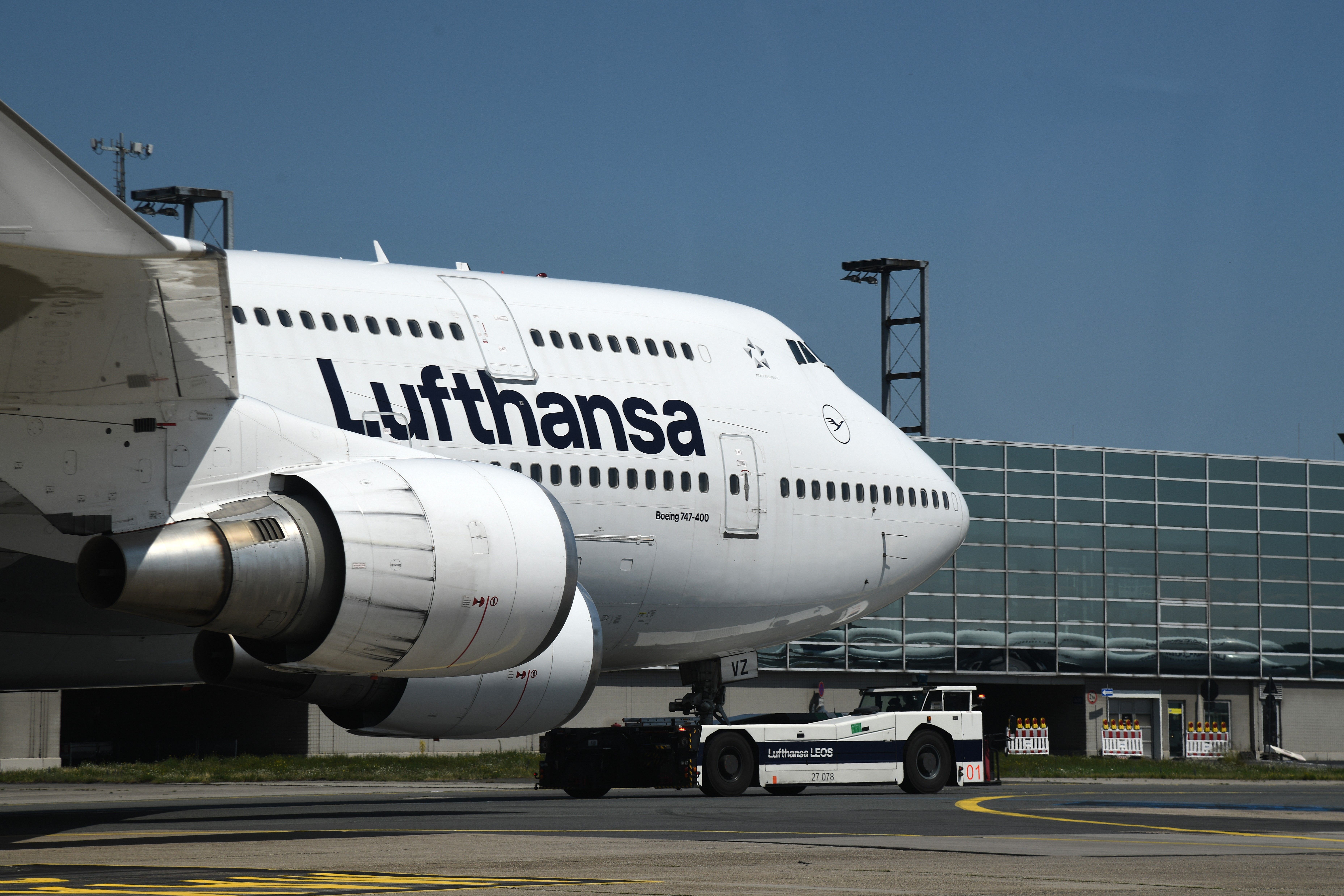 Gratis Lufthansa Boeing 747-400 på landingsbanen i Frankfurt Lufthavn fotograferet på en klar dag. Lagerfoto