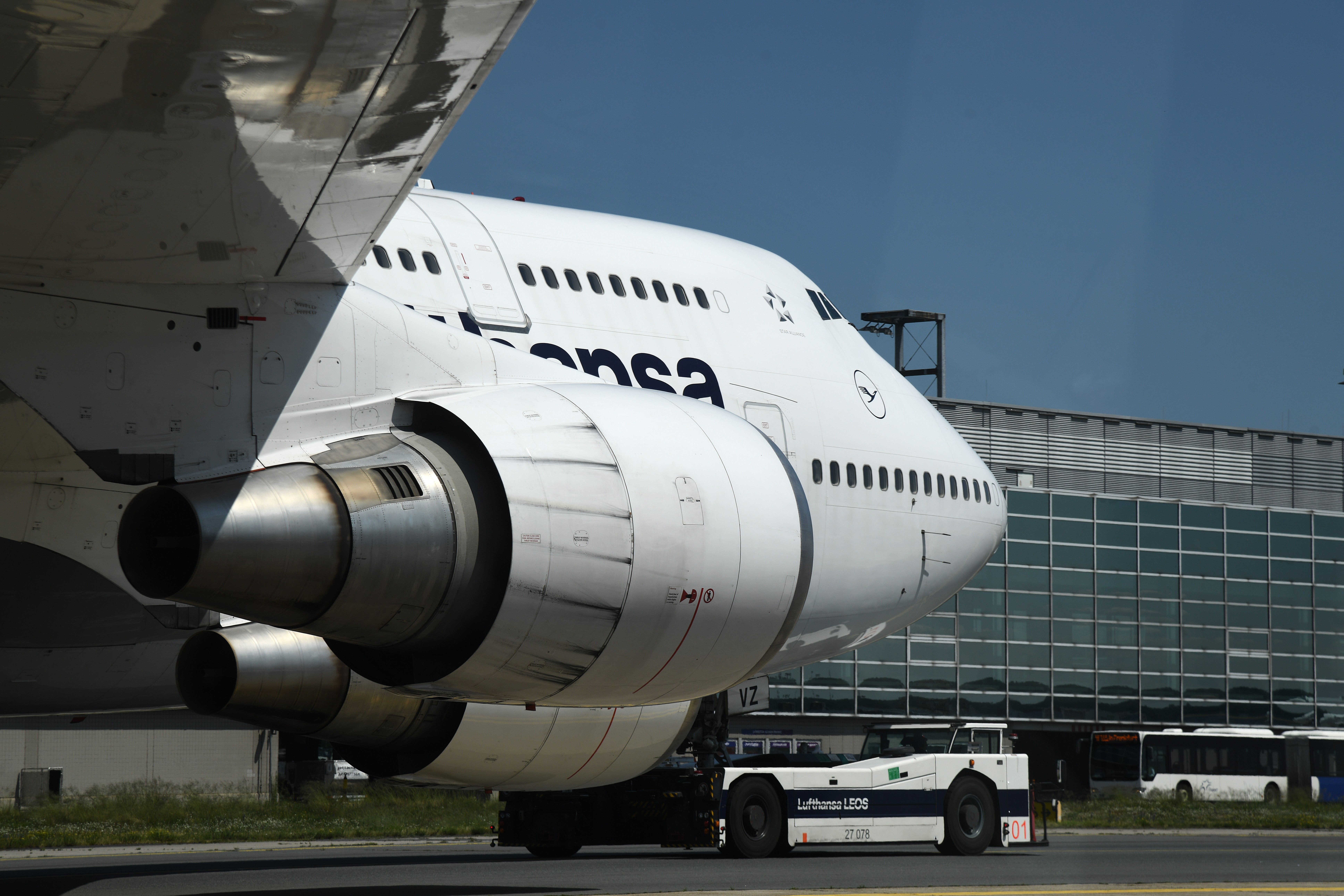 Gratis Lufthansa Boeing 747-fly taxier i Frankfurt Lufthavn på en klar dag. Lagerfoto