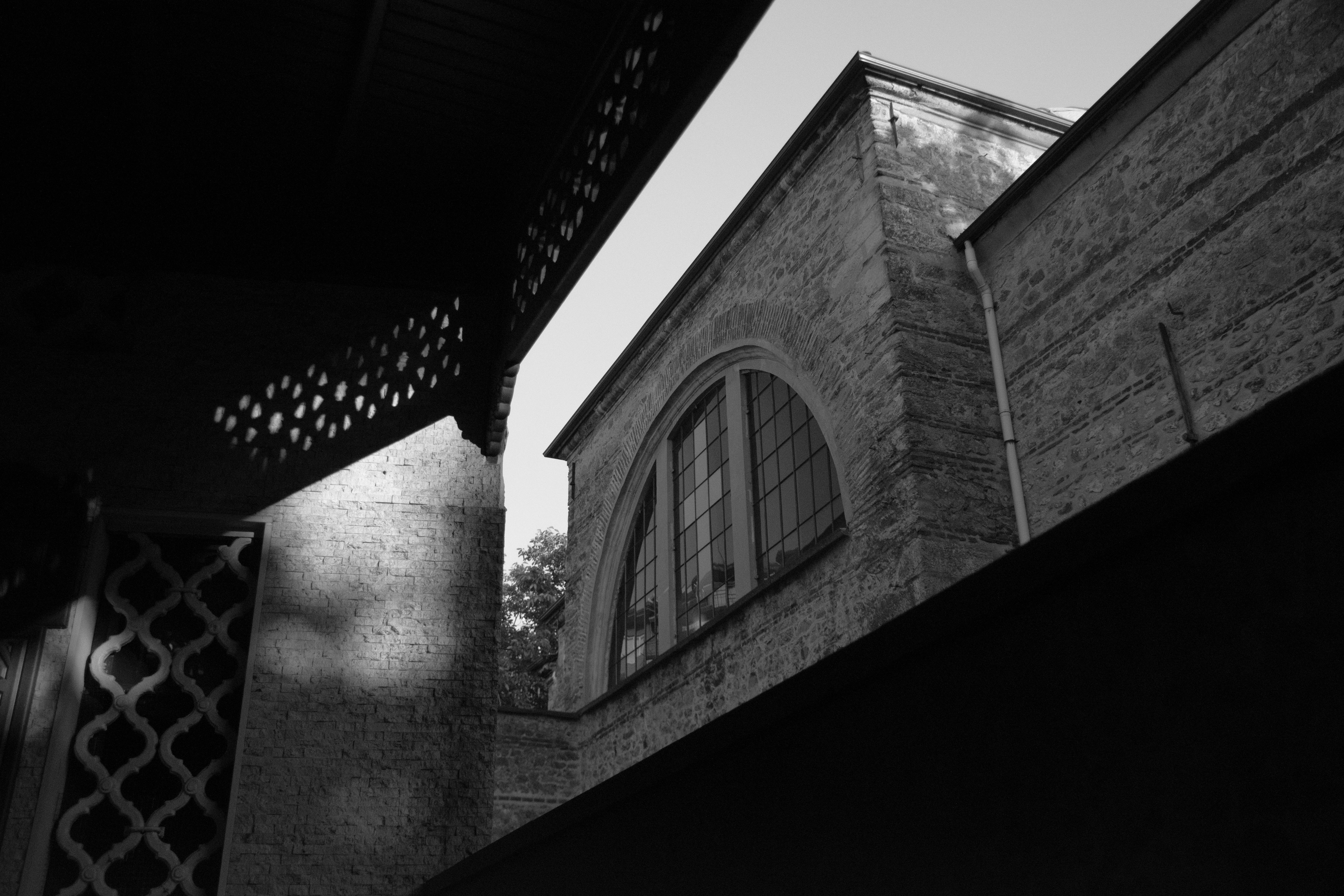 Gratuit Photo en noir et blanc d'un bâtiment historique à Kuzguncuk, Istanbul, mettant en valeur la beauté architecturale. Photos