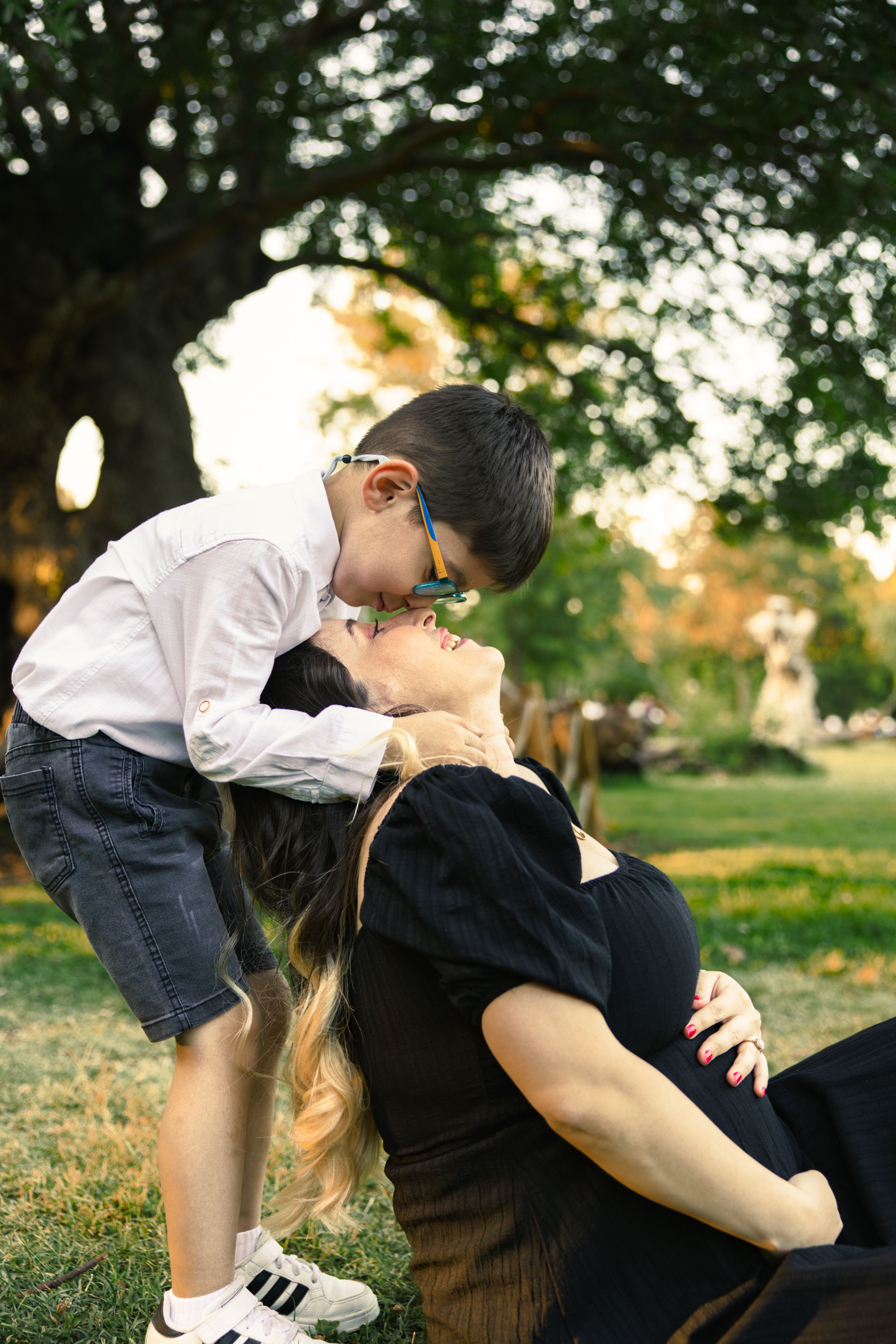 Madre E Hijo Comparten Un Momento Tierno Al Aire Libre · Foto de stock ...