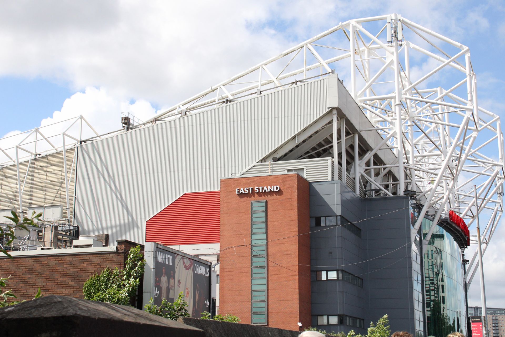 Exterior del estadio Old Trafford a la luz del día