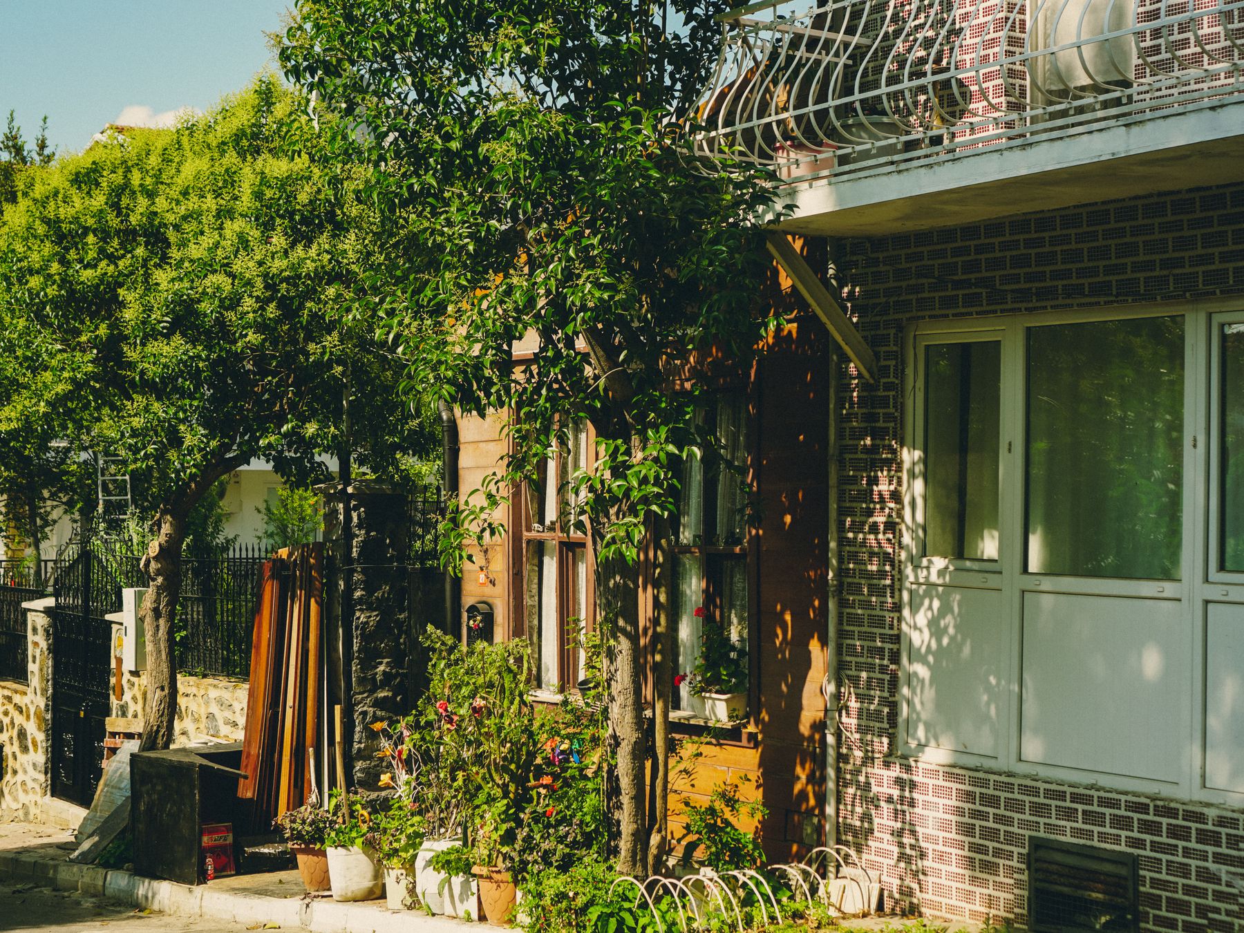 Parsons Green — professional movers carrying furniture on a house move