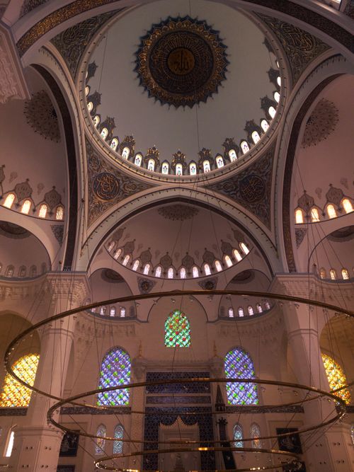 Free Intricate mosque interior with stunning dome and arches in Istanbul, Turkey. Stock Photo
