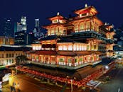 新加坡唐人街佛牙寺的夜色灯火通明