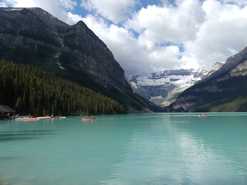 Lac Louise entouré de montagnes à Banff
