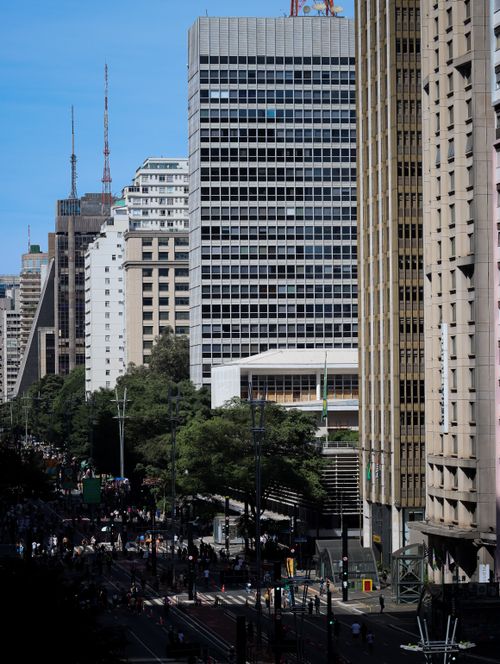 Free Dynamic city view with tall skyscrapers, lush greenery, and bustling streets below. Stock Photo