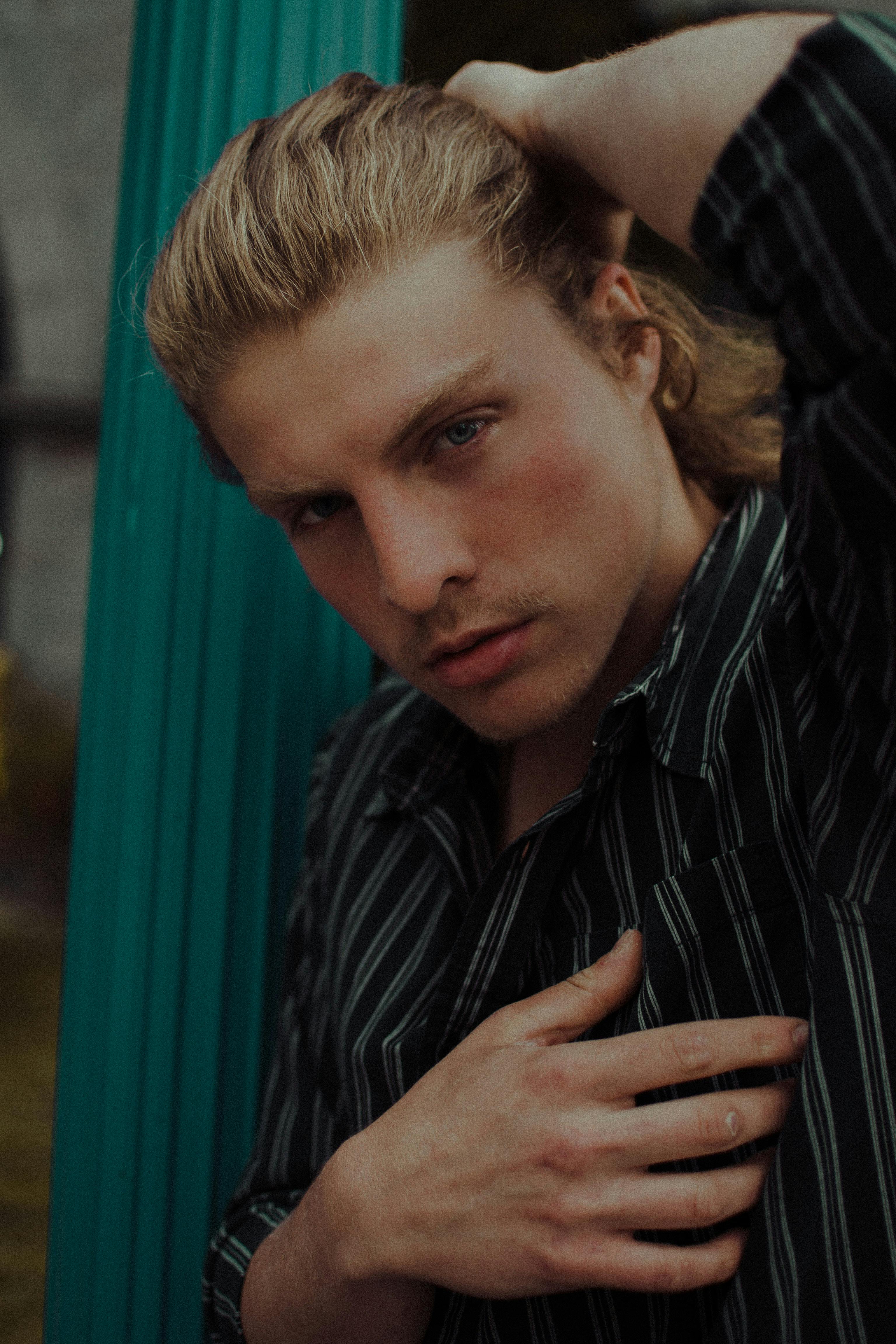 Gratuit Man Wear Chemise De Ville Rayée Noire Et Grise Photos