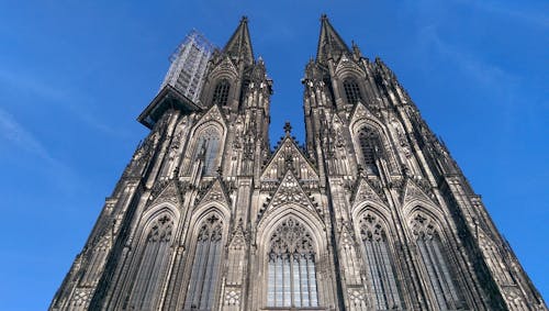 Fachada De La Catedral Contra El Cielo Azul