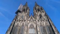 清澈的蓝天下，科隆大教堂的哥特式建筑呈现出低角度景观