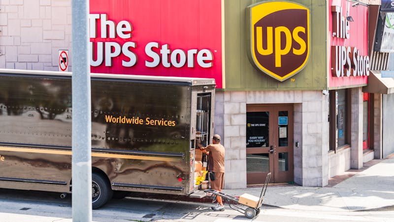 Livraison UPS devant un magasin à Los Angeles