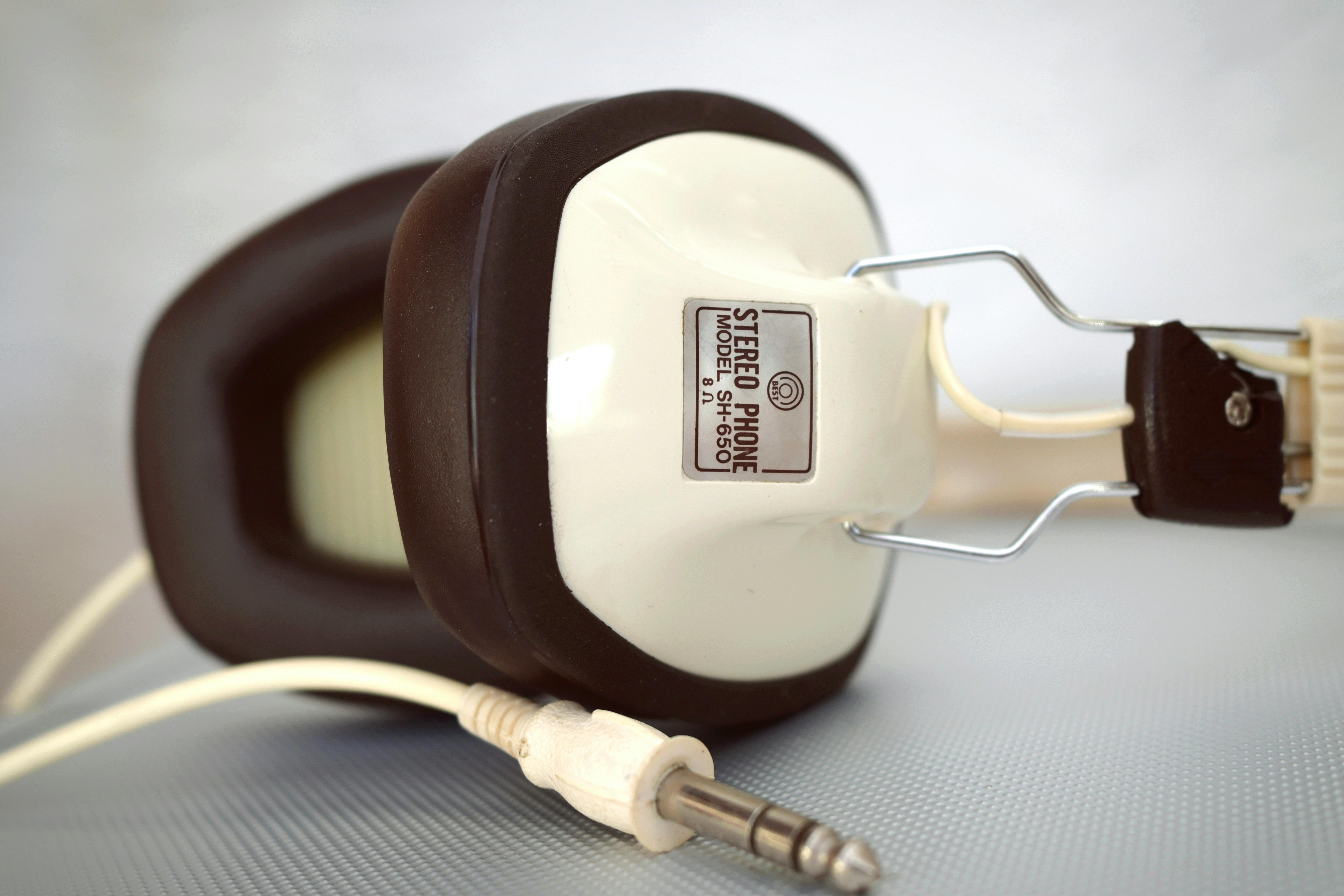 Bezpłatne Zbliżenie klasycznych słuchawek stereo o retro designie z dołączonym wtykiem typu jack. Zdjęcie z galerii