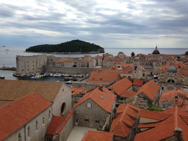 Toits historiques de Dubrovnik avec vue sur la mer Adriatique