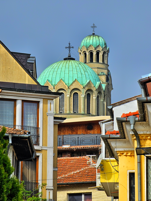 Free Traditional architecture in Veliko Tarnovo with a prominent green-domed cathedral. Stock Photo